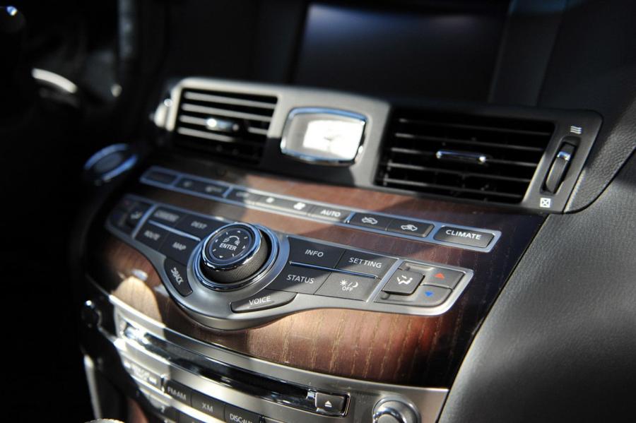  Infiniti Q70L 5.6 2015 года  (фото 24 из 27)